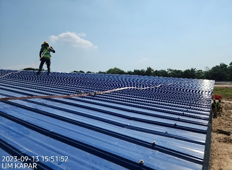 Work on the roof of site facilities at Hospital Kapar.